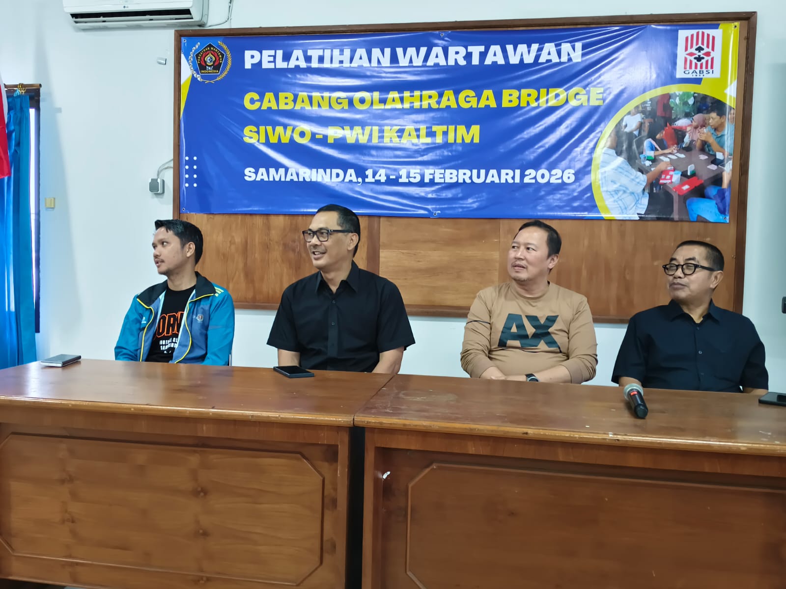 Ketua Umum KONI Kaltim, Rusdiansyah Aras (kanan) dan Plt Kadispora Kaltim M Faisal (kedua kiri), dalam sebuah kesempatan.