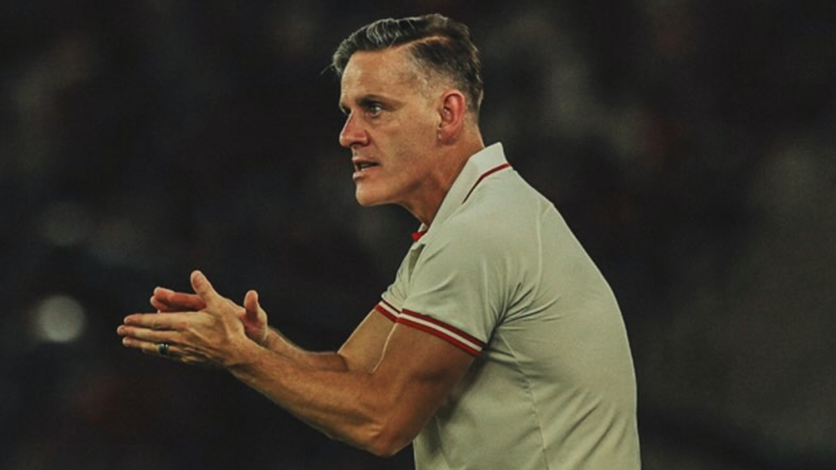 Pelatih John Herdman saat memberikan instruksi serius. Ia menekankan pentingnya konsentrasi penuh sejak menit awal dalam laga Timnas Indonesia vs Bulgaria malam ini.