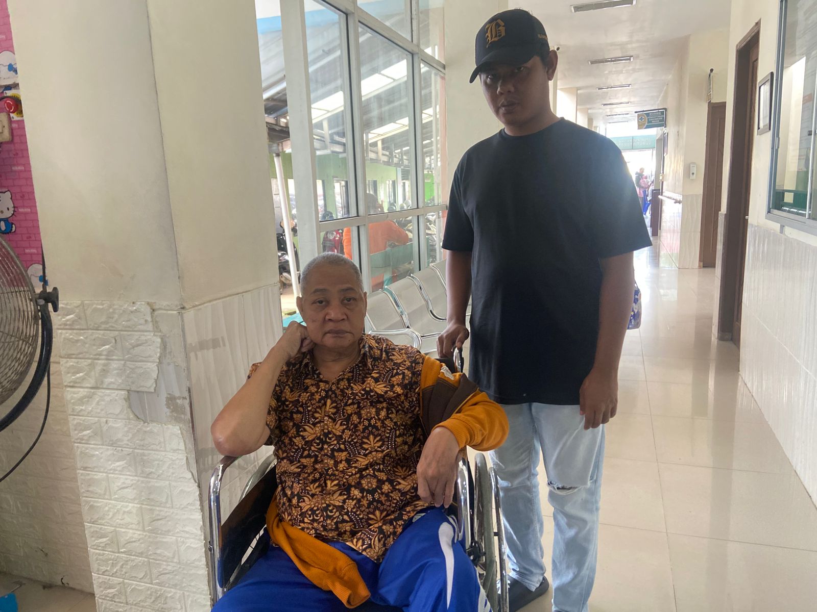 RASAKAN : Aco (berdiri) menceritakan manfaat dari penggunaan BPJS Kesehatan.