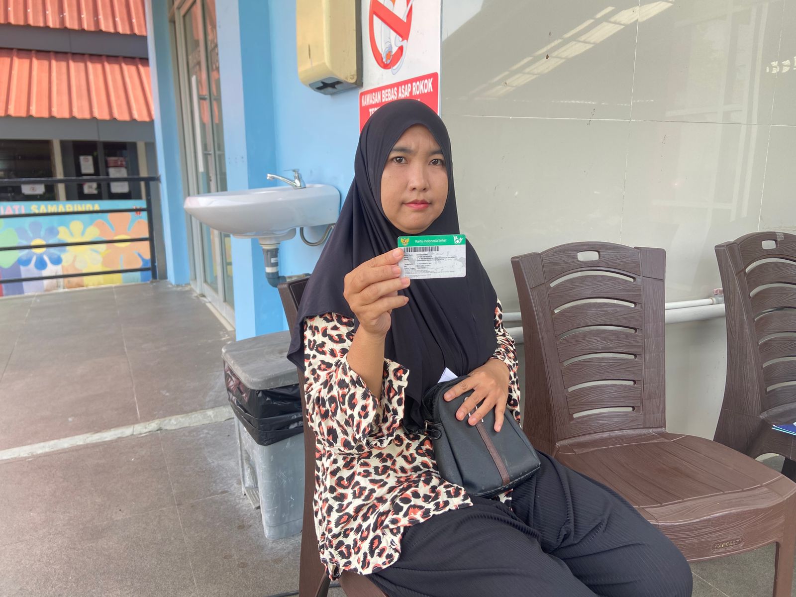 TUNJUKKAN: Lintar Dwi Novita mengaku selama menjadi peserta JKN banyak manfaat layanan kesehatan berbagai kebutuhan yang dia dapat dan keluarga.