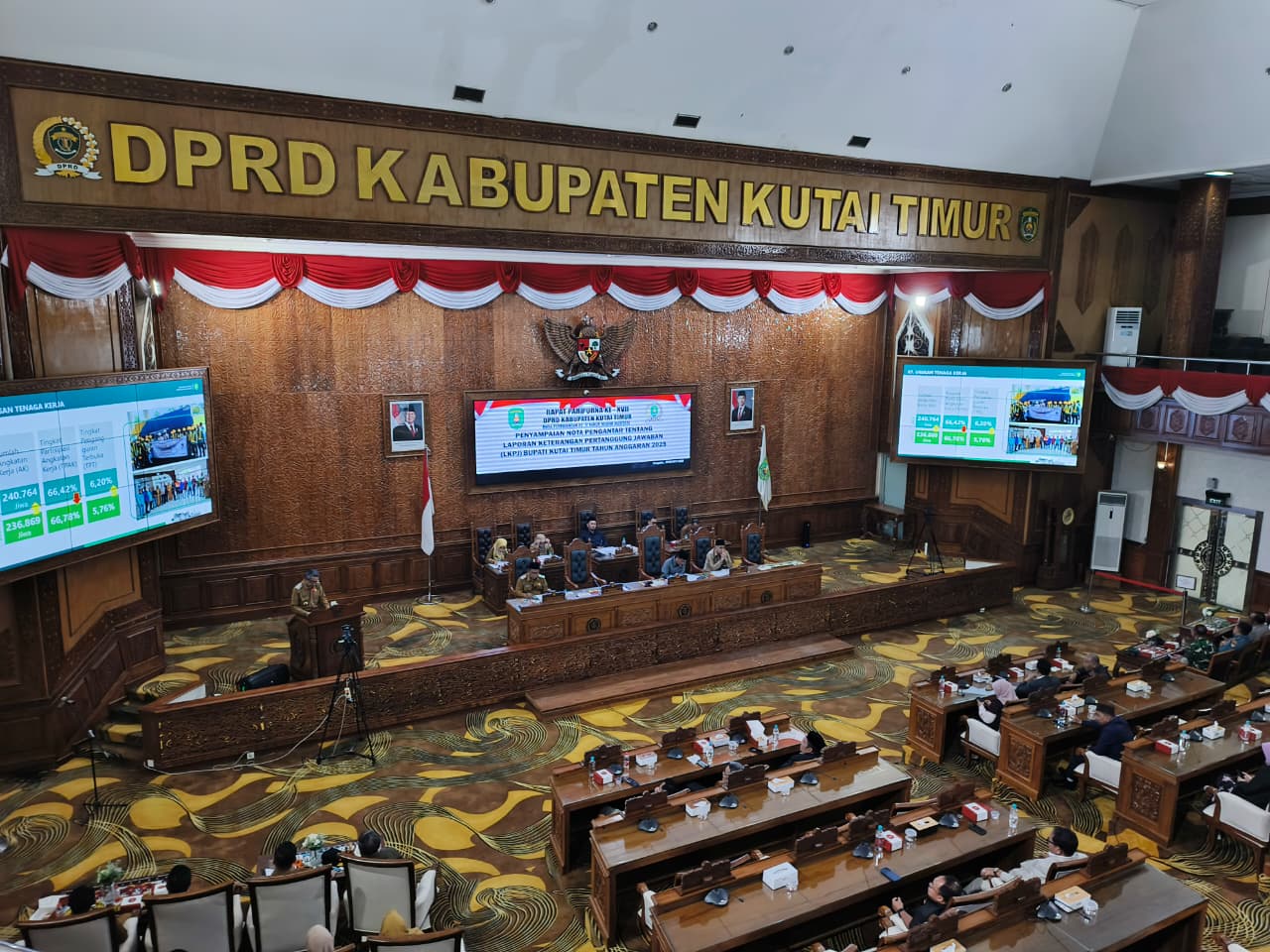 Penyampaian nota pengantar Laporan Keterangan Pertanggungjawaban (LKPJ) Pemkab Kutim Tahun Anggaran 2025 pada Rapat Paripurna DPRD Kutim, Senin (30/4). (JUFRIADI/KP)