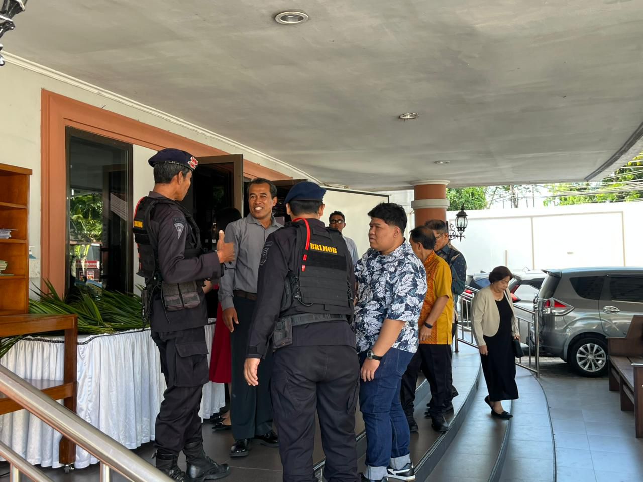 PENGAMANAN: Personel Brimob Polda Kaltim patroli di sejumlah gereja di Balikpapan.
