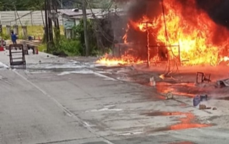 BERKOBAR: Api berkobar menghanguskan bangunan kios usaha di kawasan Kariangau, Balikpapan Barat.
