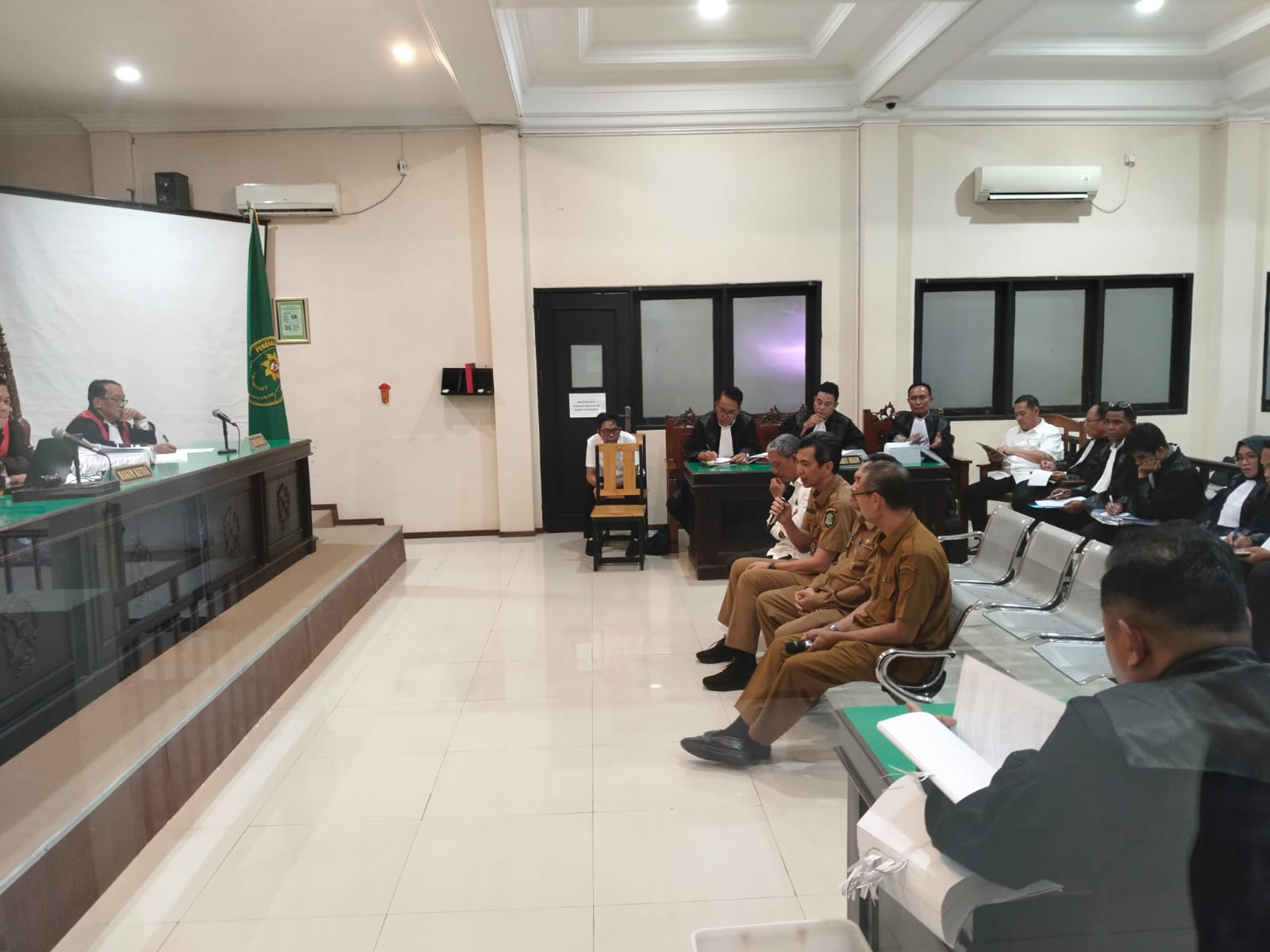 MENGURAI JEJAK: Empat saksi dari jajaran Pemprov Kaltim, memberikan keterangan di hadapan majelis hakim Pengadilan Tipikor Samarinda, Senin (30/3). (BAYU/KP)