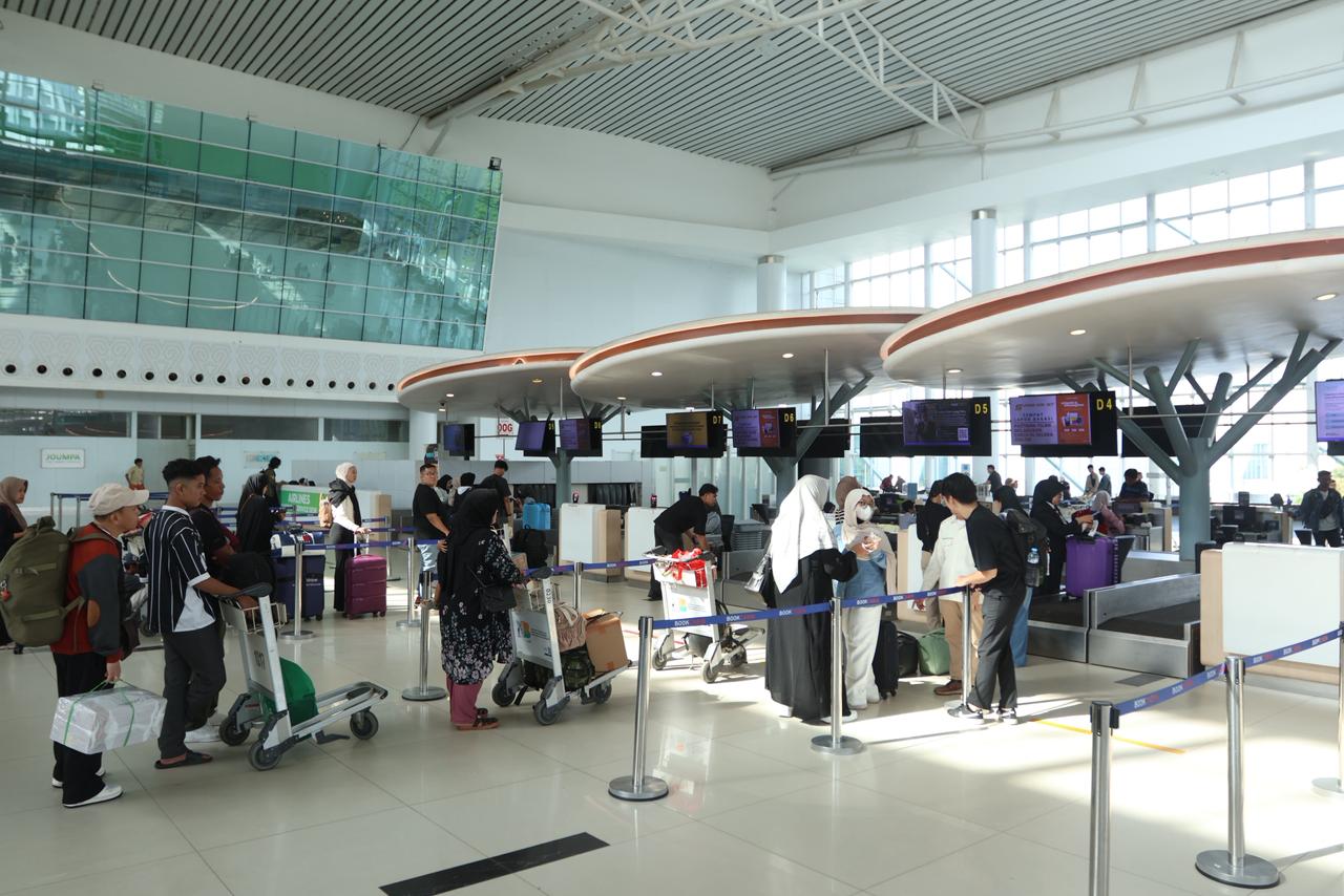 SIBUK: Suasana aktivitas penumpang di Terminal Keberangkatan Bandara SAMS Sepinggan Balikpapan selama periode angkutan Lebaran 2026, Senin (30/3).