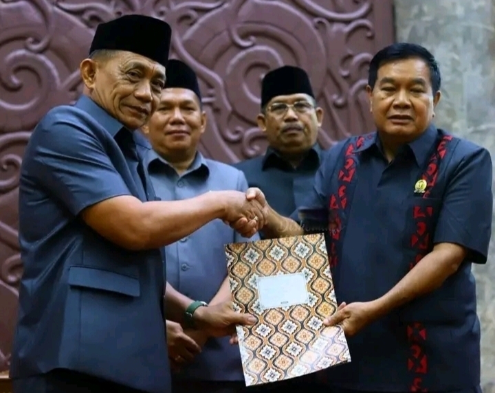 Nanang Adriani (kiri) saat sampaikan dokumen jawaban atas pandangan umum Fraksi DPRD Kubar kepada Ketua DPRD Kubar Ridwan (kanan).