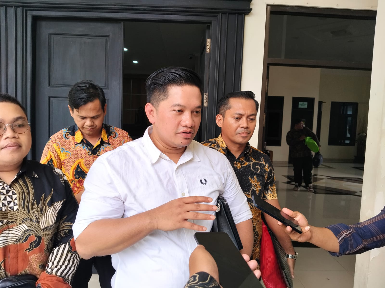 Kuasa hukum Dayang Donna, Hendrik Kusnianto 