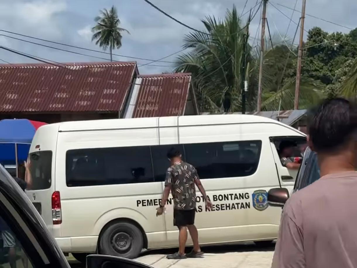 DIPAKAI TIDAK SEMESTINYA: Kendaraan pelat merah milik Dinas Kesehatan Bontang pada waktu libur Lebaran lalu terekam di destinasi wisata Labuan Cermin, Berau. 