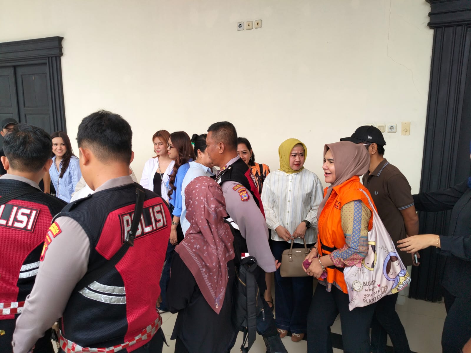 LANJUT: Sidang lanjutan dugaan suap izin tambang yang menyeret Dayang Donna Walfiaries Tania, putri mantan gubernur Kaltim di Pengadilan Tipikor Samarinda, Senin (30/3/2026). 