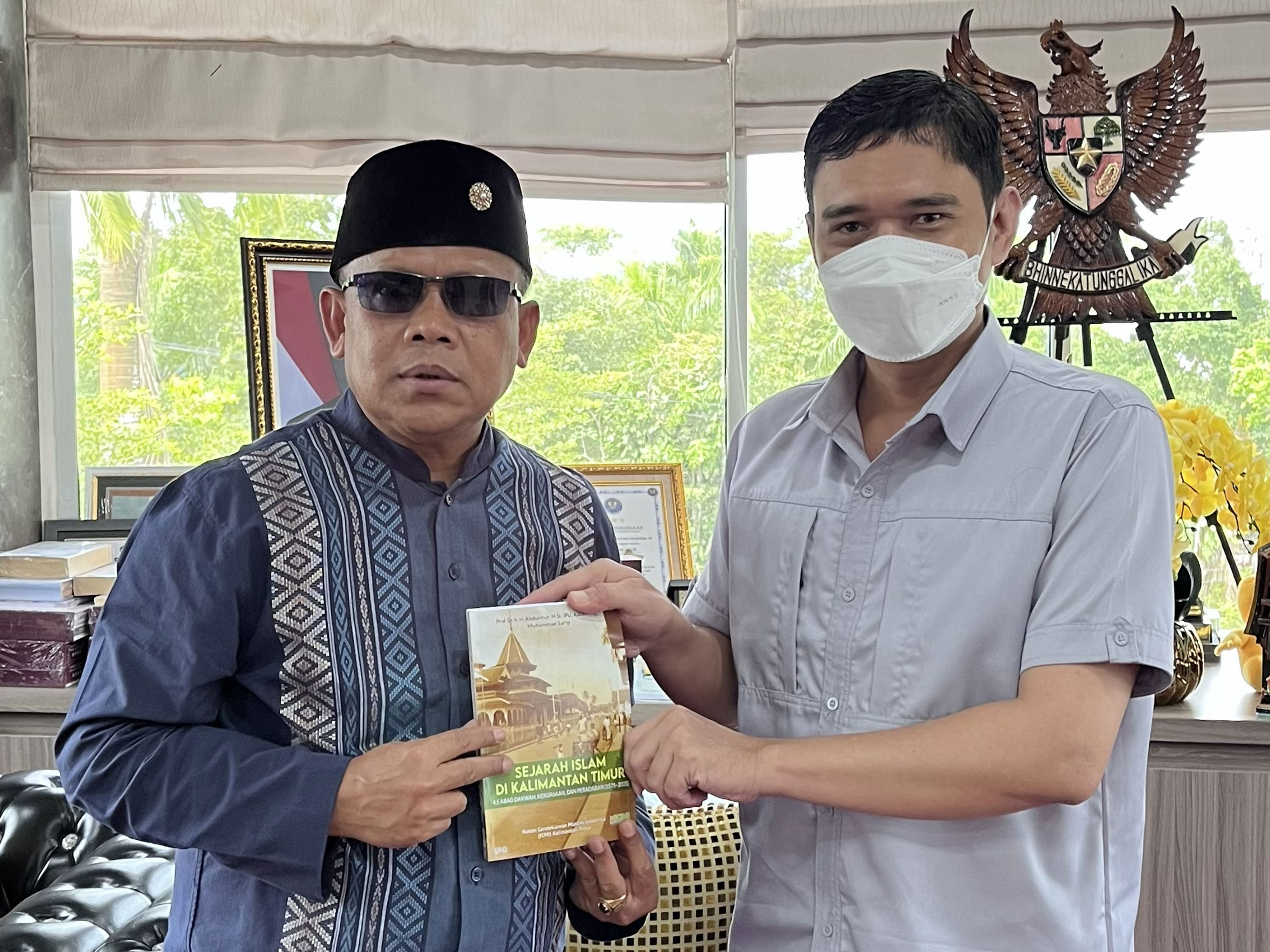 SEJARAH: Ketua ICMI Kaltim Prof Abdunnur dan sejarawan Muhammad Sarip berkolaborasi menerbitkan buku Sejarah Islam di Kaltim.