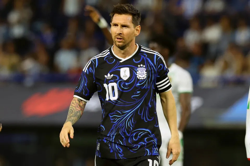 Lionel Messi menjadi starter saat timnas ARgentina melawan Zambia. (Foto: Talksport/AFP)