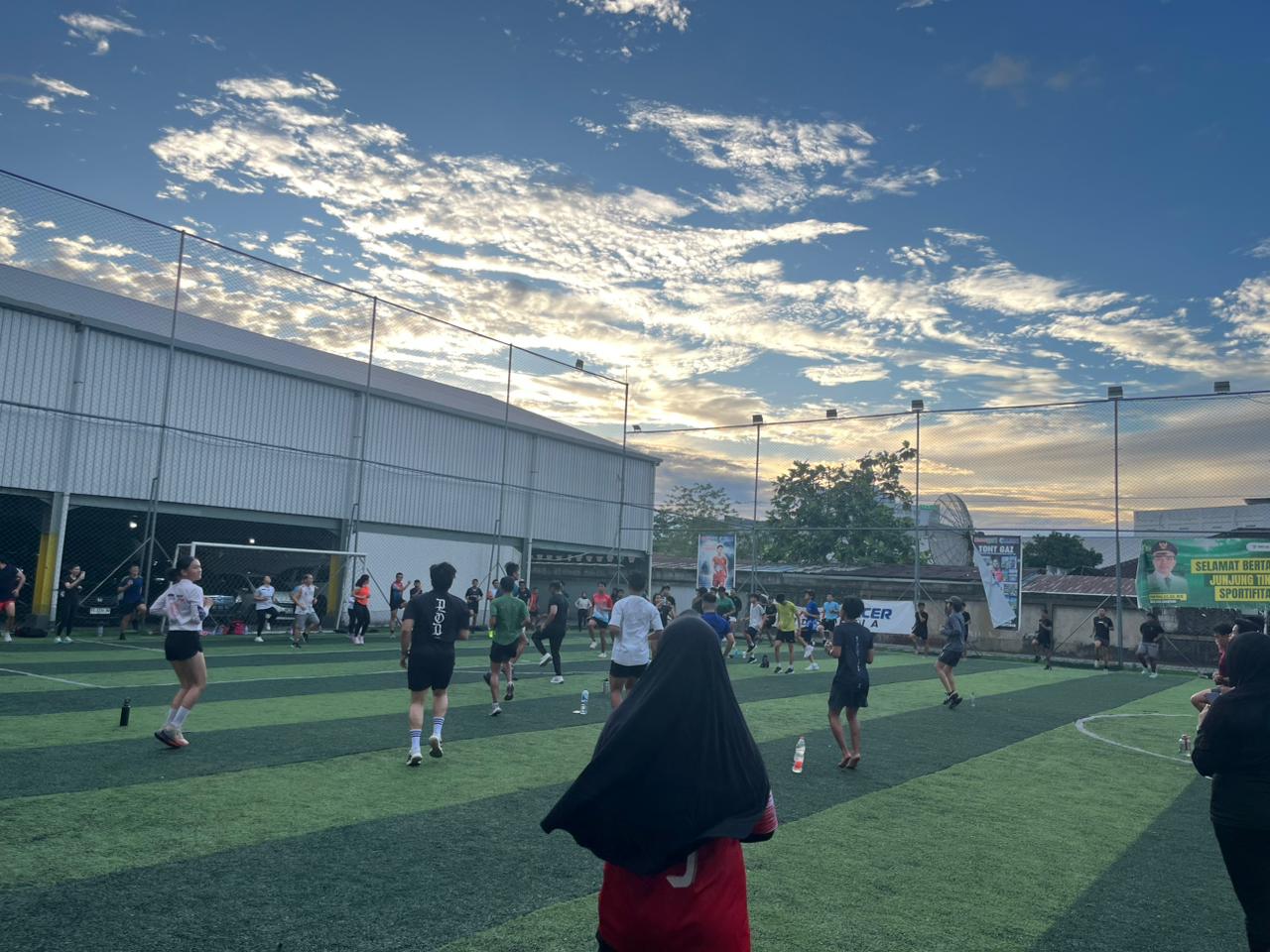 FOKUS: Suasana latihan X Bootcamp di 77Sport Hub Samarinda. Komunitas yang digagas Evan Christian itu menjadi wadah olahraga gratis bagi masyarakat. (NASYA/KP)