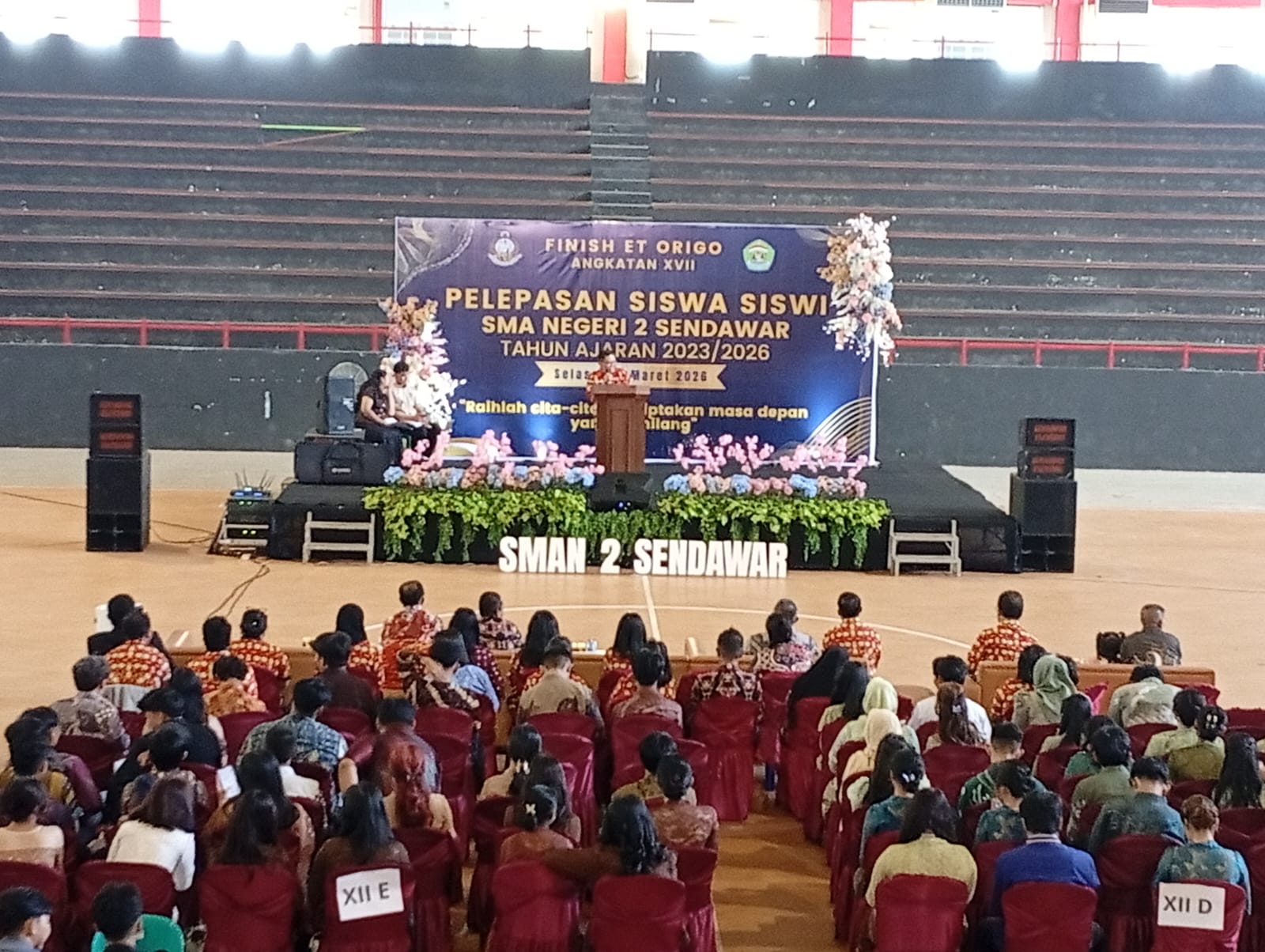 Ratusan siswa kelas XII SMA Negeri 2 Sendawar mengikuti prosesi pelepasan di GOR Desnan, Kutai Barat, Selasa (31/3/2026).