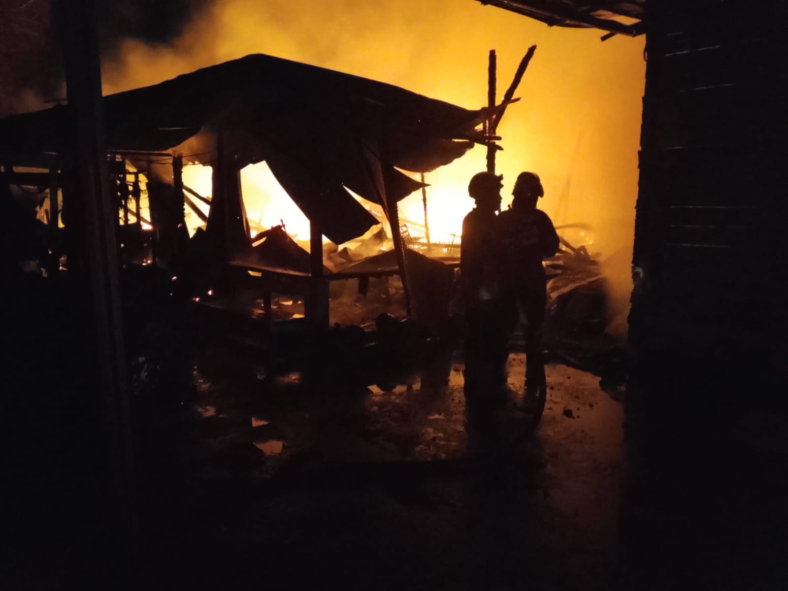  RENGGUT NYAWA: Kebakaran kembali melanda warga di Jalan RA Kartini, Kelurahan Tanah Grogot, Selasa (31/3) dini hari.