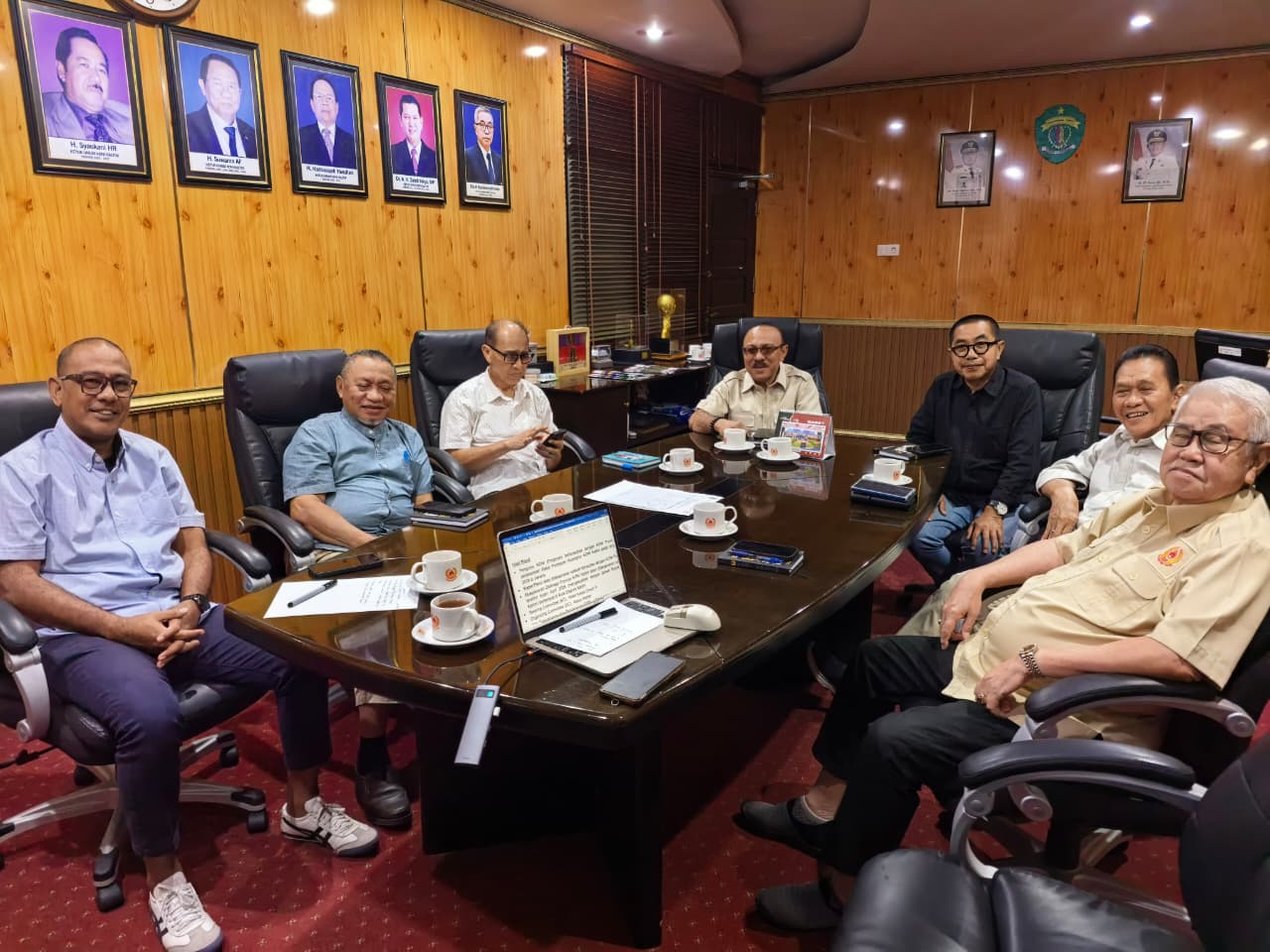 Ketua Umum KONI Kaltim, Rusdiansyah Aras (ketiga kanan), memimpin rapat pimpinan penetapan jadwal Musorprov 2026 di Samarinda, Selasa (31/3). 