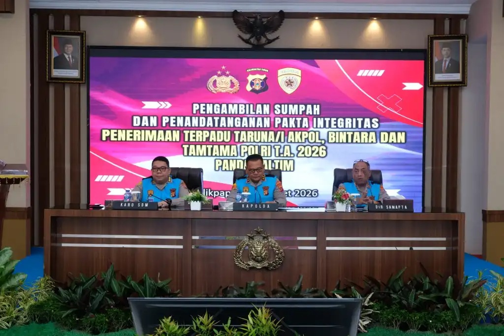 PENERIMAAN: Kapolda Kaltim Irjen pol Endar Priantoro memimpin pengambilan sumpah dan penandatanganan pakta integritas penerimaan polri.