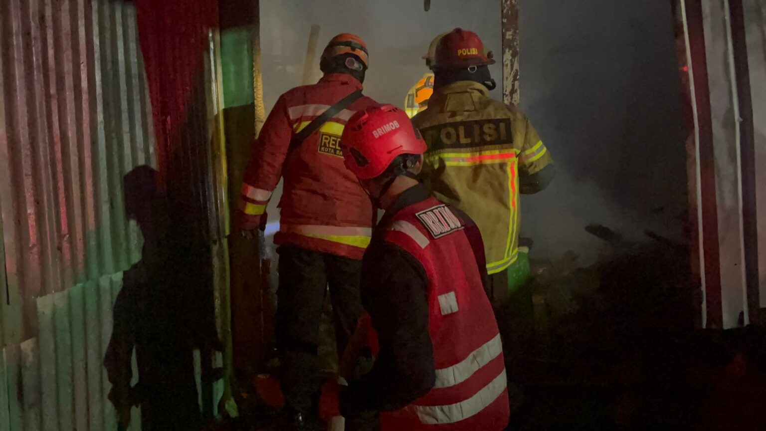 TERBAKAR. Kobaran api di kawasan pemukiman padat penduduk di Karang Rejo meludeskan tiga bangunan rumah kayu.