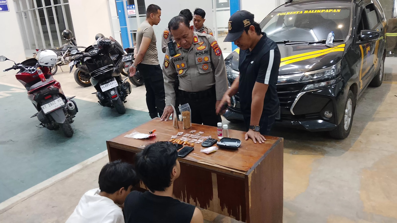 NARKOBA: Petugas mengamankan dua pemuda yang berjualan narkoba jenis tembakau sintetis.