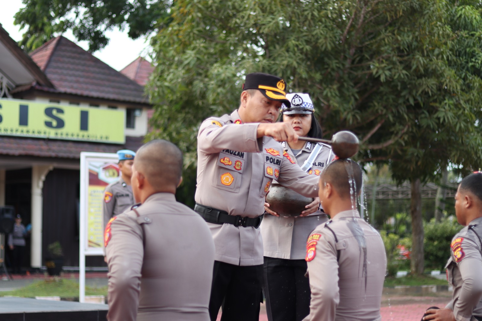 TAMBAHAN: 22 Bintara Remaja angkatan 49, 51, dan 52 mengikuti upacara tradisi penyambutan yang dipimpin Kapolres Kutim AKBP Fauzan Arianto, Selasa (31/3/2026). 