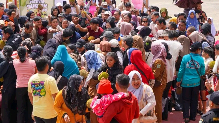 PADAT: Antusiasme masyarakat terlihat sejak pagi hari dengan memadati kawasan Alun-Alun ITHO. 