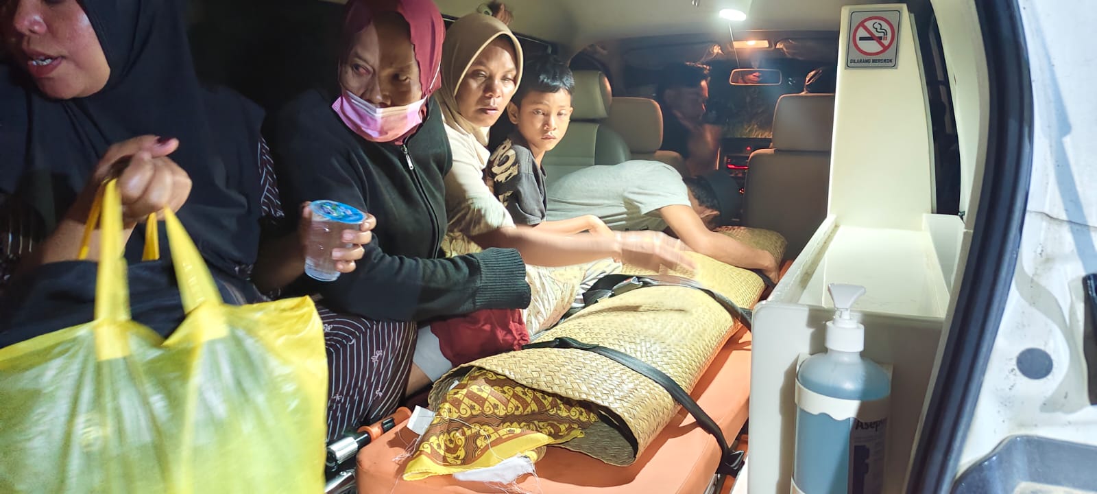 KORBAN: Jasad bocah korban serangan buaya berada di dalam ambulans di Bengalon, Senin (30/3/2026). 