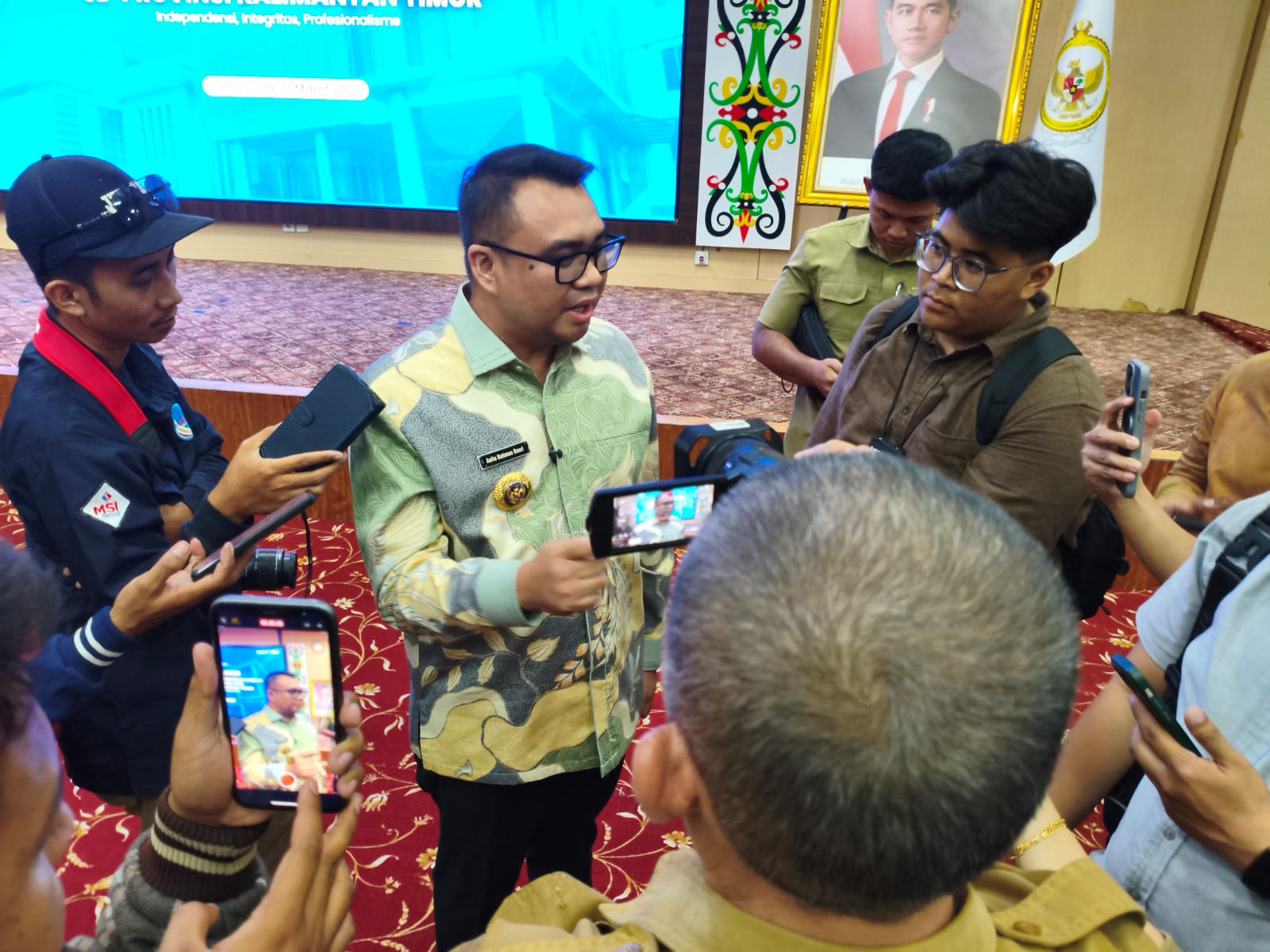 SUDAH TEPAT. Bupati Kukar Aulia Rahman Basri memberikan keterangan kepada wartawan usai penyerahan laporan keuangan pemerintah daerah di Kantor BPK RI Perwakilan Kaltim, Samarinda, Selasa (31/3/2026).