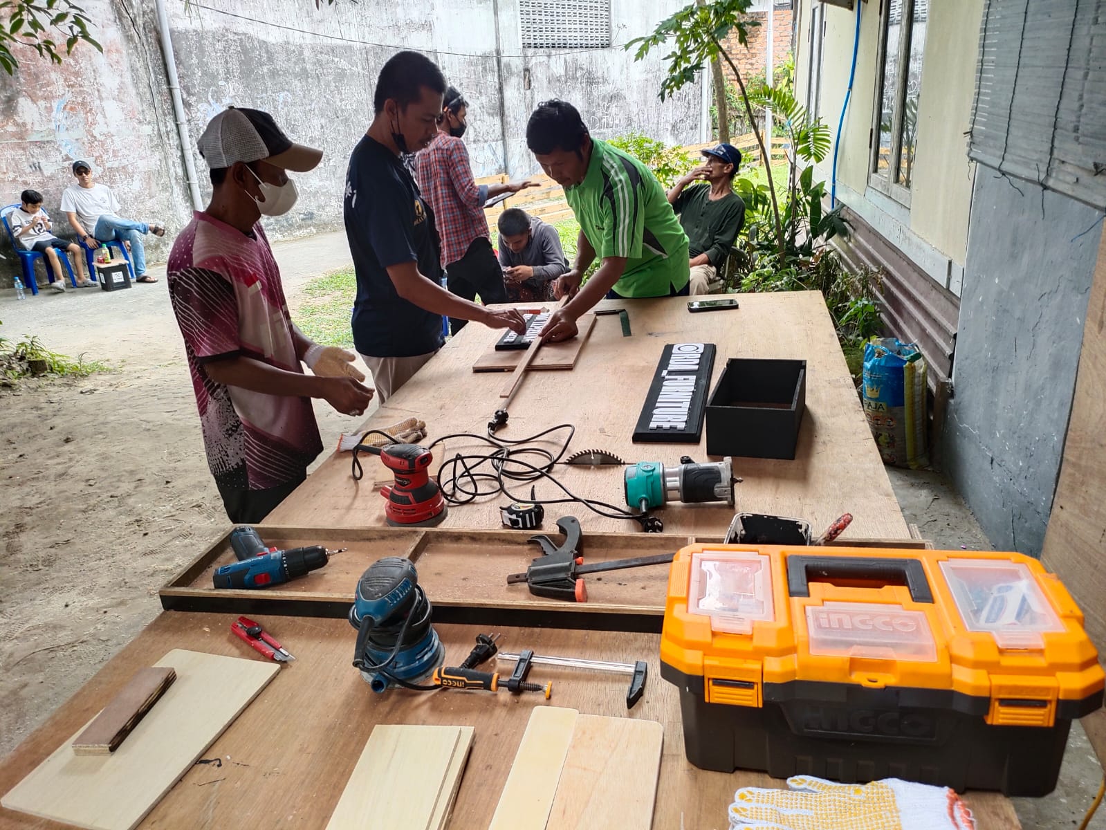 Kelompok BKBG yang berdiri sejak tahun 2025 beranggotakan 16 orang dan aktif memanfaatkan limbah kayu dari aktivitas operasional Pertamina