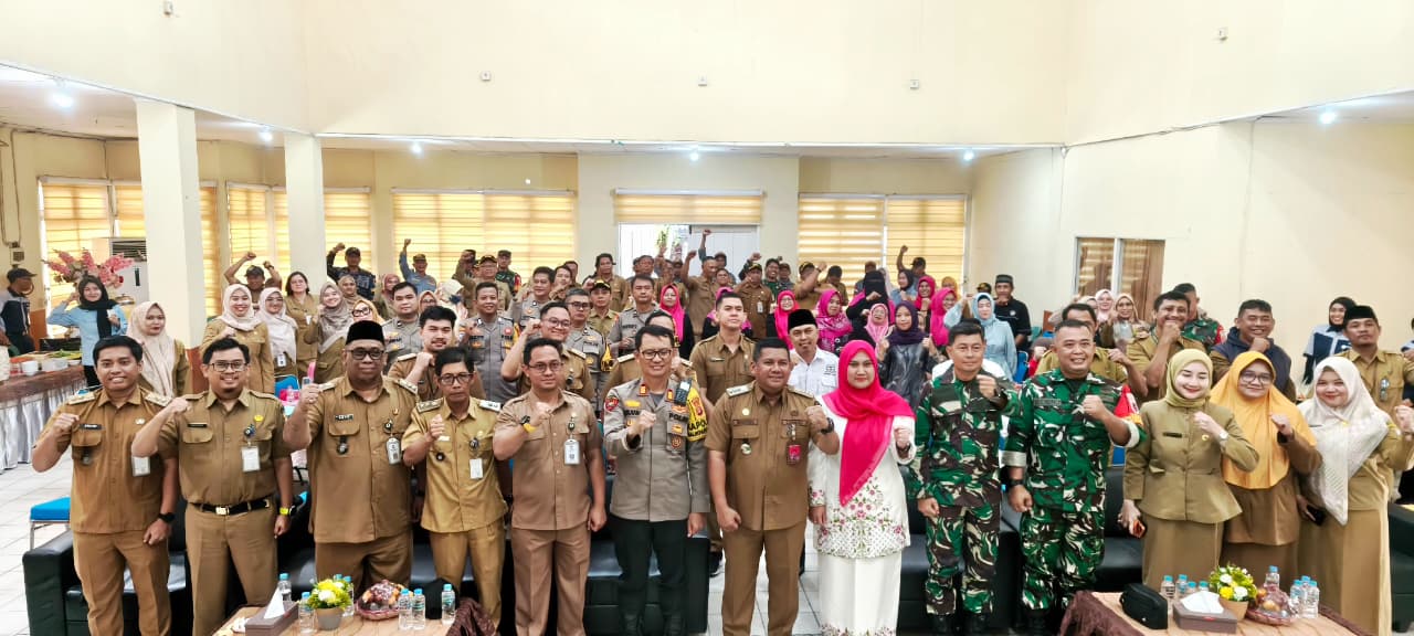 Camat Balikpapan Barat Erwin (tengah) didampingi unsur Forkopimcam dan para lurah serta puluhan pegawai lainnya dalam suasana penuh kehangatan dan kebersamaan halal bihalal.
