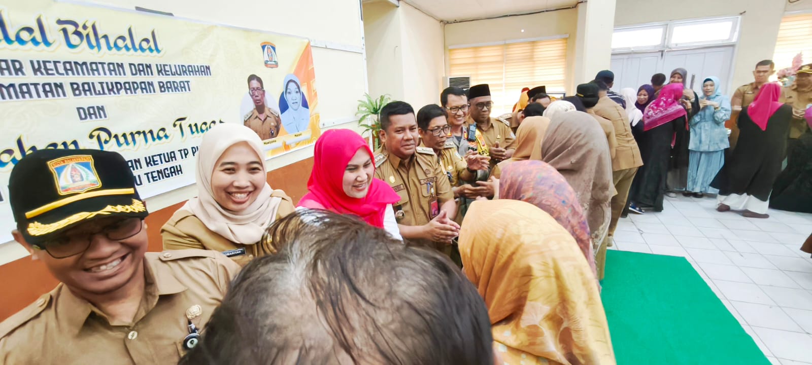 Sesi saling memaafkan, Camat Erwin didampingi Ketua TP-PKK Kecamatan Balikpapan Barat disalami satu per satu pegawai dan undangan lainnya.  &nbsp;   