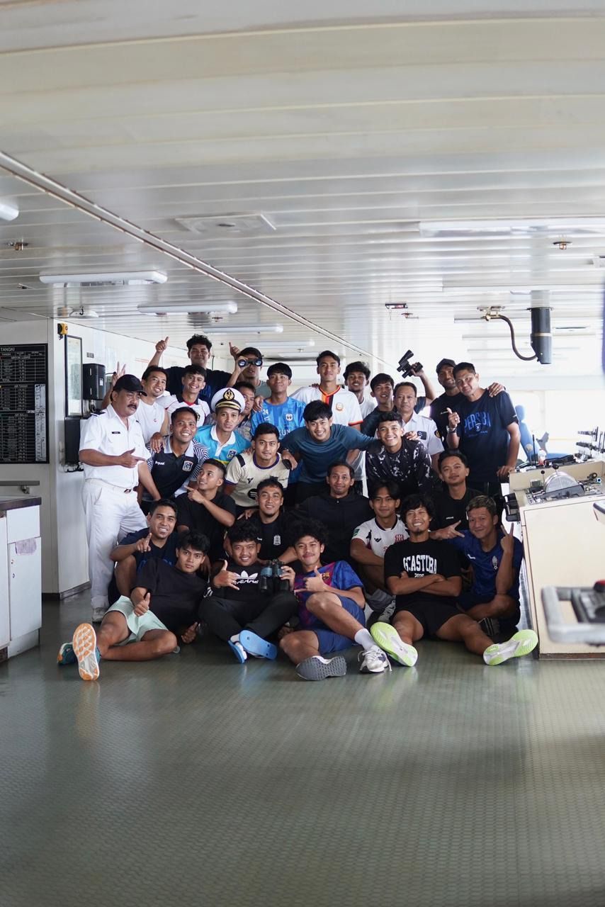 KAPAL: Tim Persiba Balikpapan saat pulang dengan kapal laut.