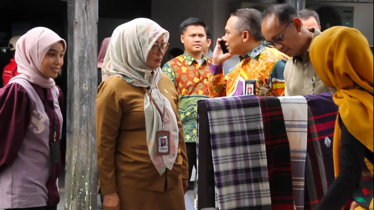 BANGKIT: Ririn Sari Dewi (kedua kiri) menyaksikan pembuatan tenun dalam kegiatan di kampung tenun Samarinda, Selasa (31/3).