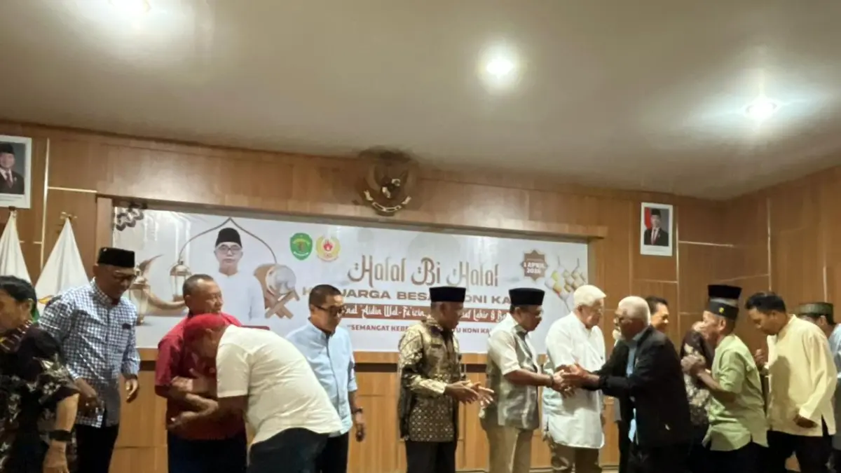 HABIS: Momen bermaaf-maafan antara Rusdiansyah Aras dengan puluhan jajaran staf KONI Kaltim. (NASYA RAHAYA/KP)
