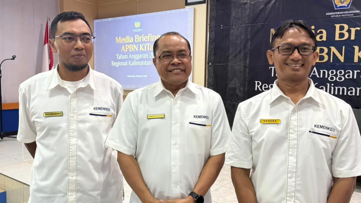 Kepala Kanwil DJPb Kaltim Tjahjo Purnomo (tengah) menjelaskan penerimaan pajak di Kaltim mengalami penurunan signifikan pada awal 2026, dipengaruhi berakhirnya proyek besar dan perubahan kebijakan perpajakan. (RADEN RORO/KALTIM POST)