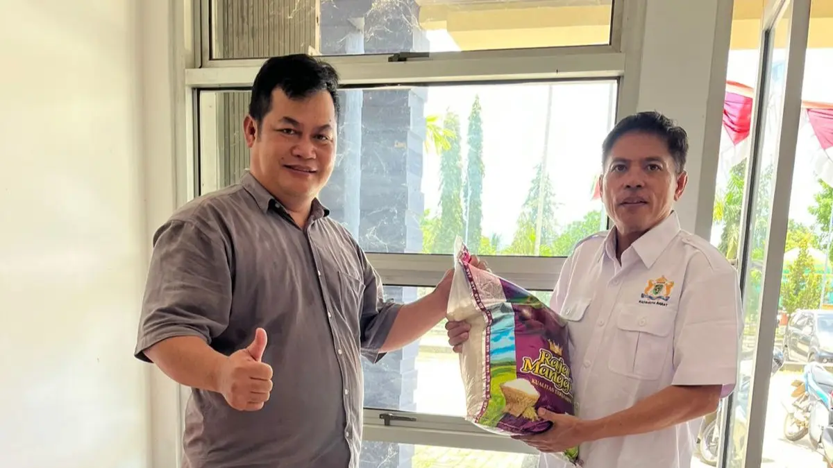 Ketua Peradi Sai Kubar, Hengki (kanan) saat menyerahkan bantuan yang diterima oleh panitia, Alsiyus (kiri) untuk kegiatan halal bihalal antar organisasi.