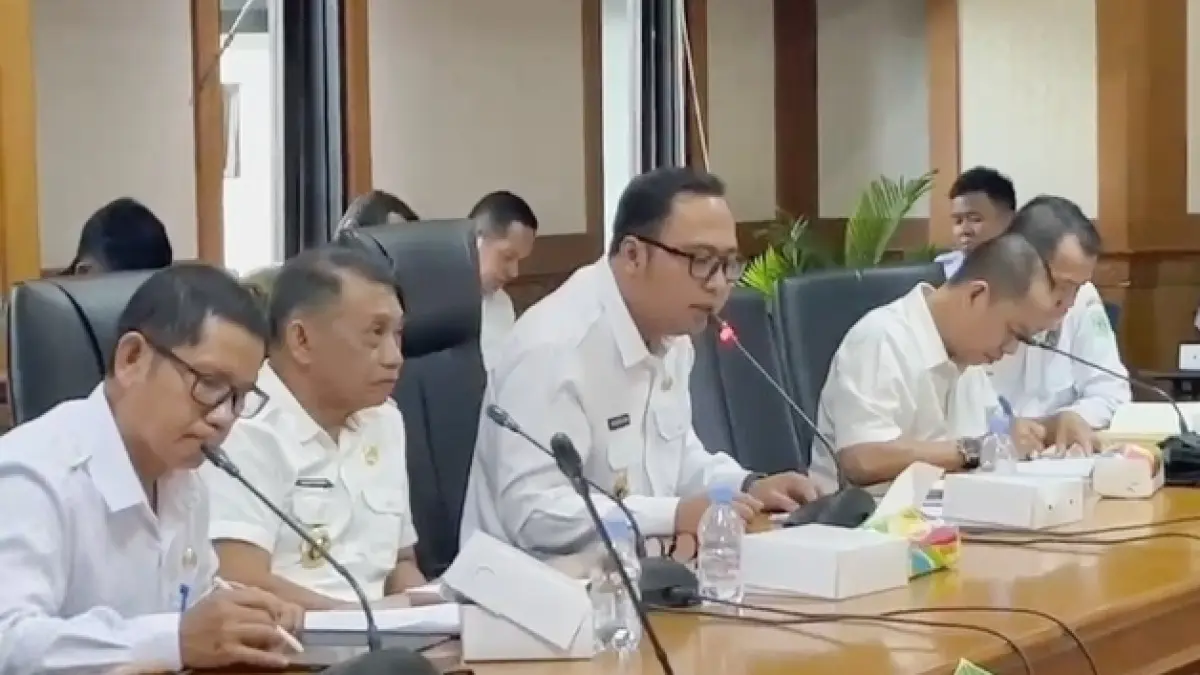 
KOORDINASI: Bupati Kutai Barat, Frederick Edwin (tengah) saat pimpin rapat.