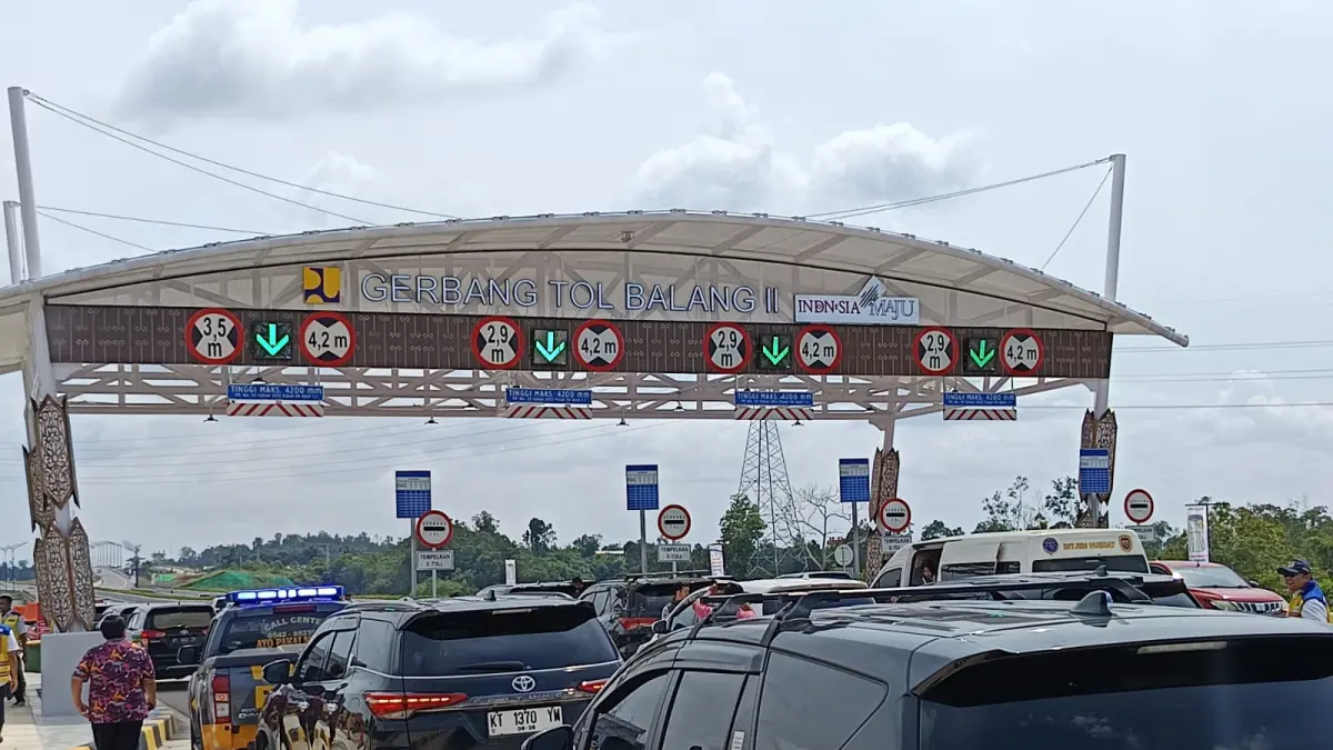 PADAT: Suasana arus lalu lintas di jalur fungsional Tol Ibu Kota Nusantara (IKN) selama periode libur Lebaran 2026. DINA ANGELINA/KP