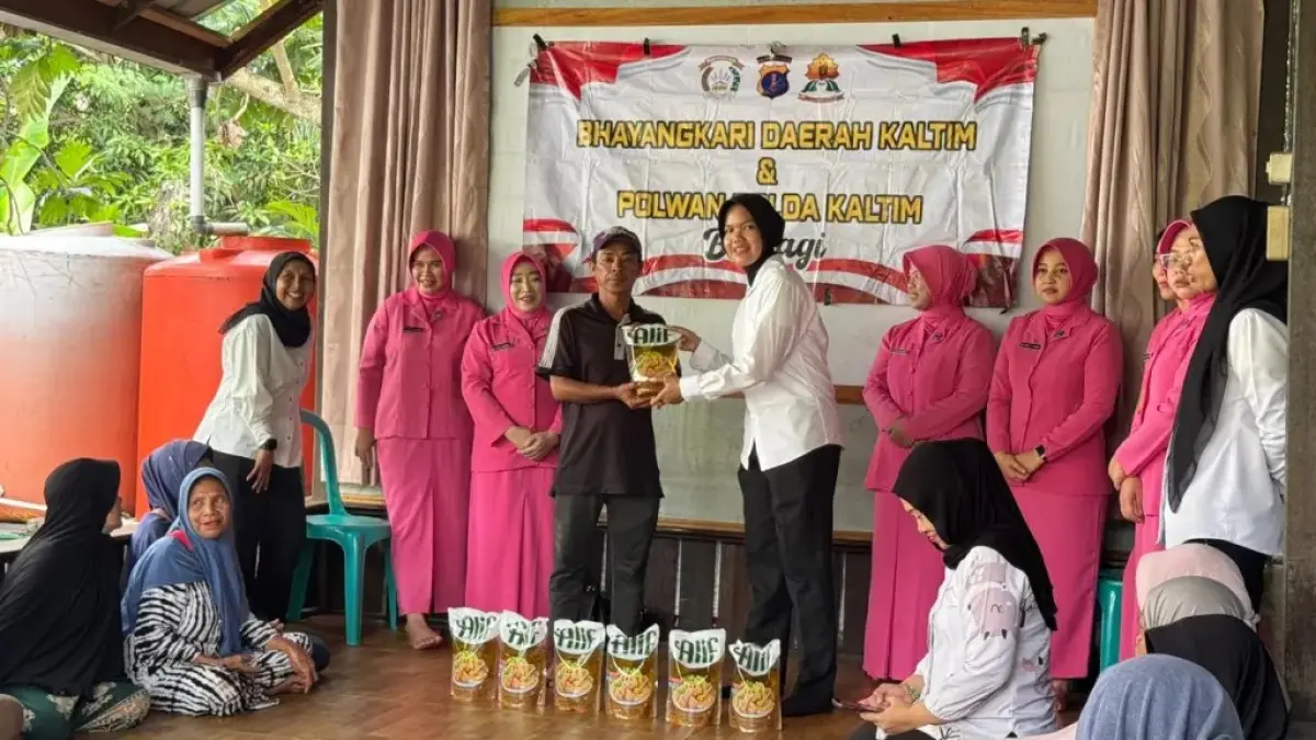 PEDULI: Polwan Polda Kalitm melakukan giat sosial di kawasan Sungai Nangka, Balikpapan Selatan.