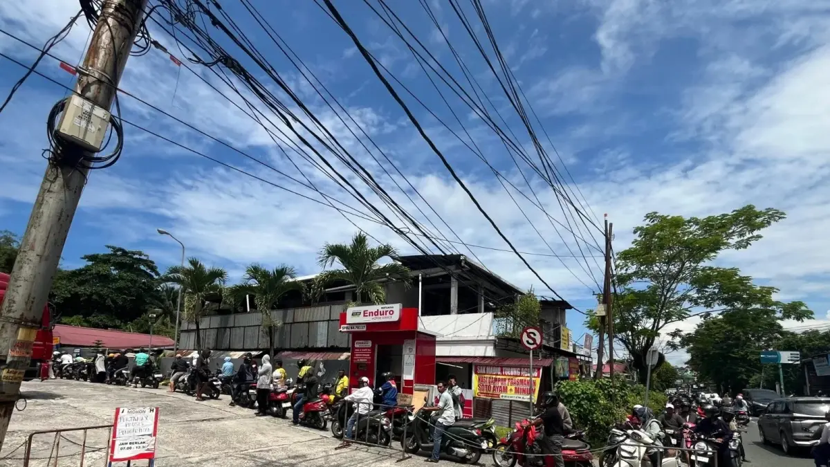 RESPONS NEGATIF: Antrean di sejumlah SPBU pada Selasa (31/3) terpantau meningkat seiring beredarnya informasi terkait rencana kenaikan harga BBM. 