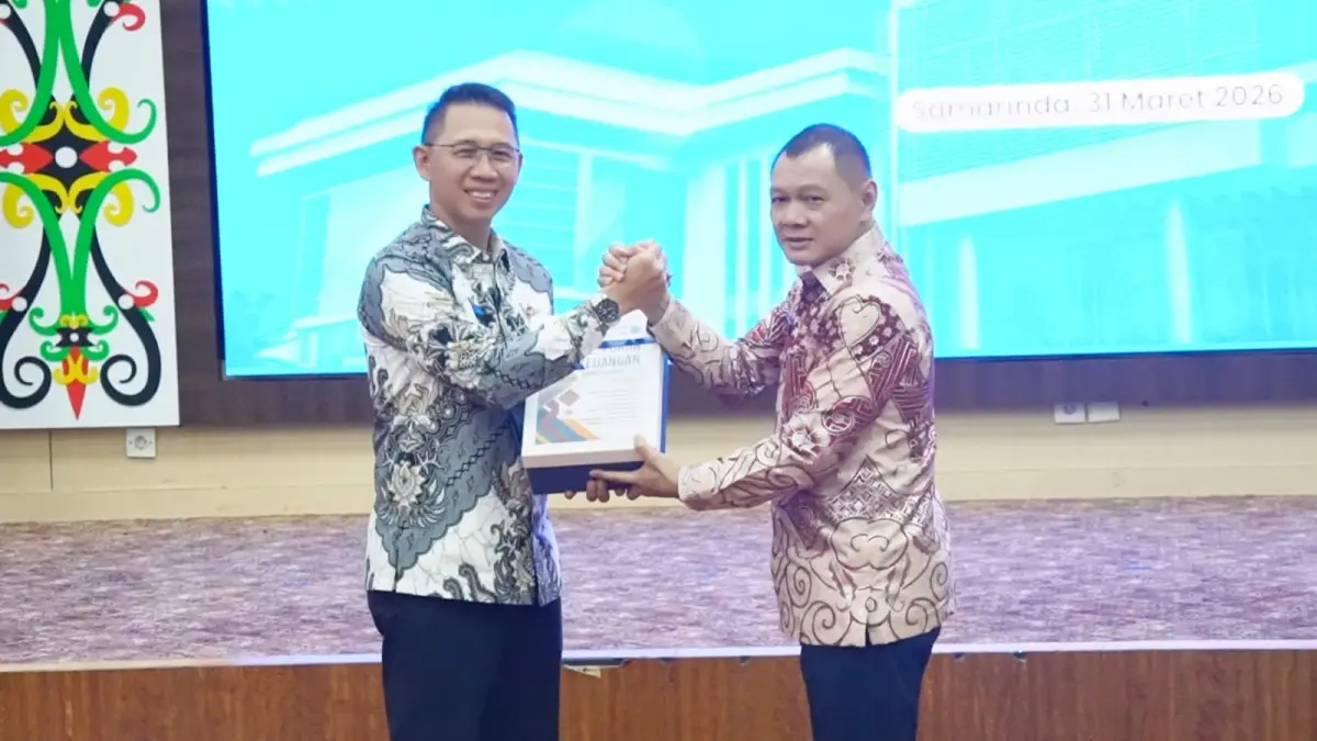 TAAT: Bupati Paser dr Fahmi Fadli menyerahkan LKPD ke BPK Kaltim, Selasa (31/3).&nbsp;