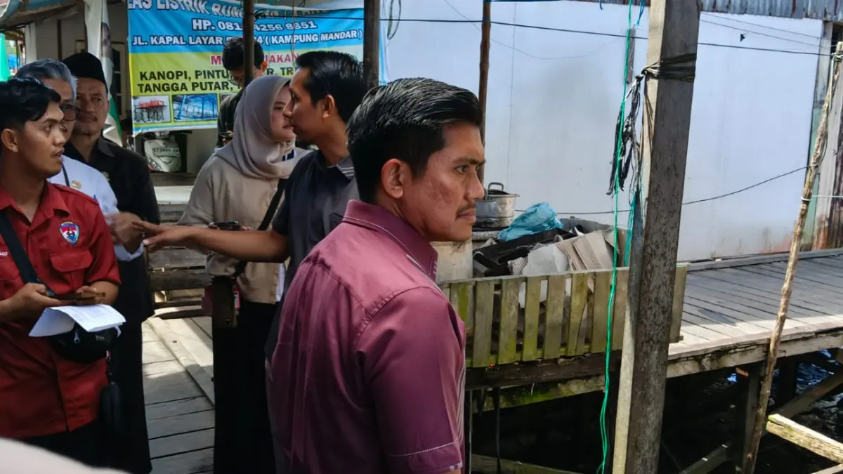 TURUN LAPANGAN: Ketua DPRD Bontang Andi Faizal Sofyan Hasdam meninjau ke permukiman warga di RT 24, Kelurahan Loktuan terkait sasaran penerima program bantuan langsung tunai (BLT) dari Pemkot Bontang. (ADIEL KUNDHARA/KP)