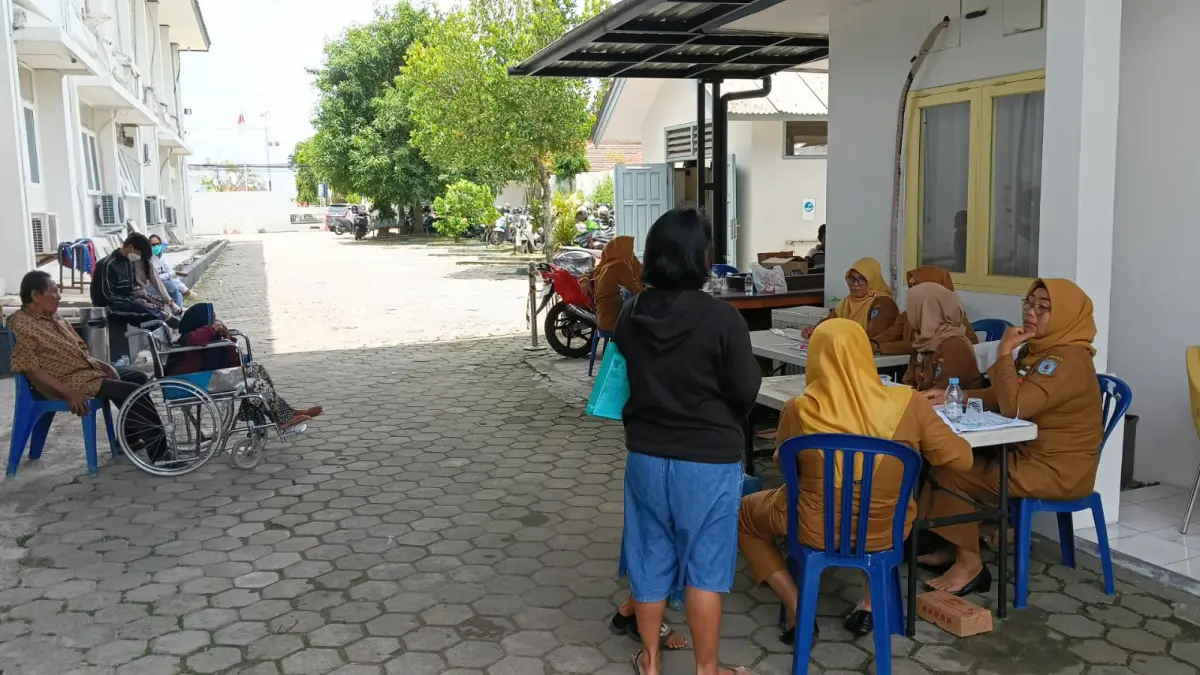 Warga penerima BLT melakukan pembukaan rekening di Bank Kaltimtara Cabang Bontang. (ADIEL KUNDHARA/KALTIM POST)