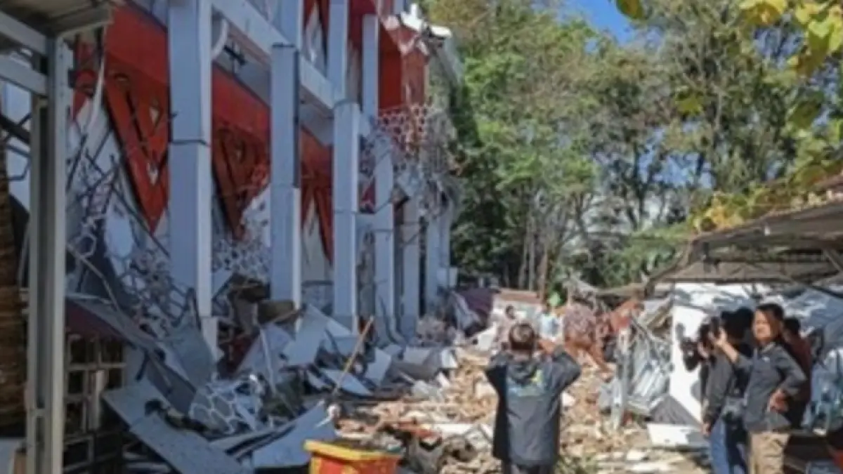 Bangunan mengalami kerusakan parah akibat gempa bumi M7,6 yang mengguncang wilayah Bitung. (Foto CNN)