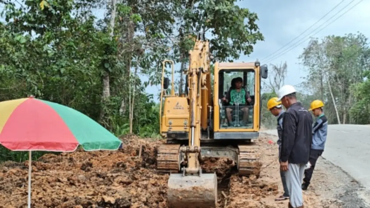 DILANJUTKAN: Pekerjaan di ruas Muara Muntai hingga Simpang Blusuh yang sebelumnya sempat terhenti selama periode Lebaran kembali dilanjutkan.