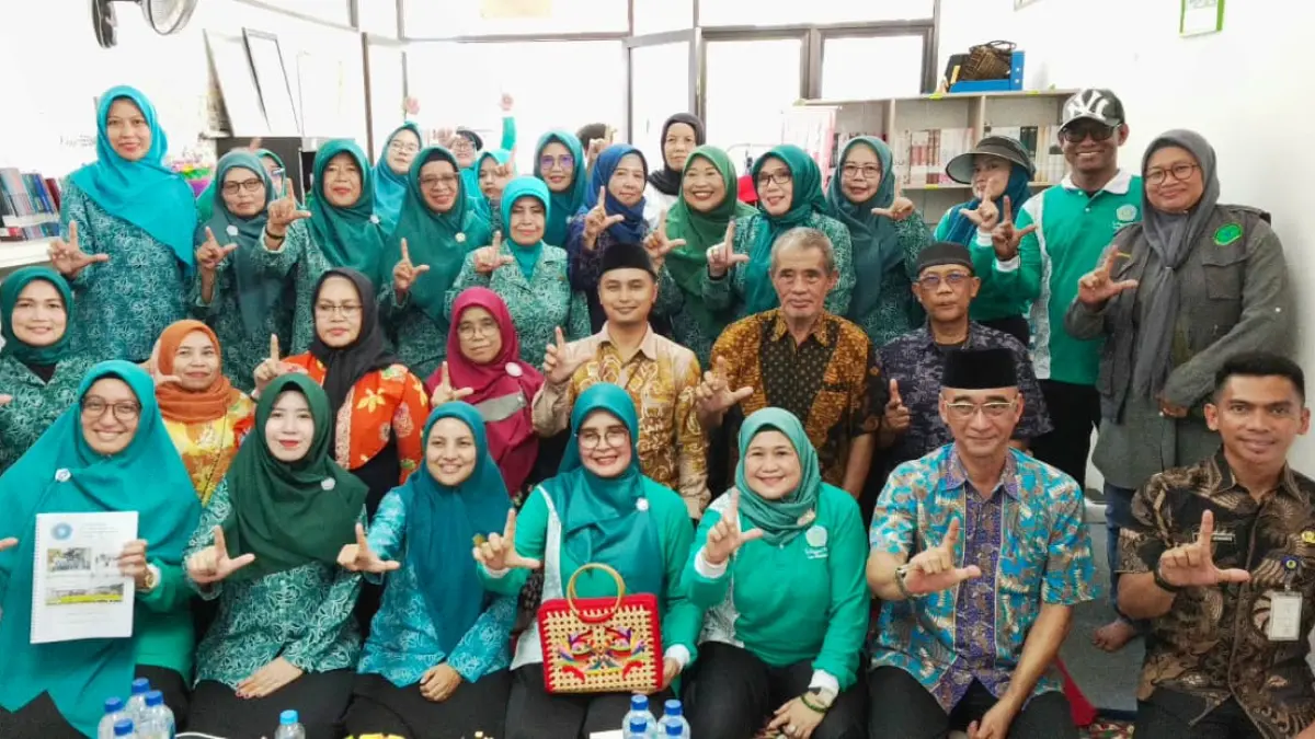 Kekompakan kader di Kampung Pustaka Kelurahan Gunung Sari Ulu dalam penilaian lomba Gelari Pelangi yang turut dihadiri Staf ahli TP PKK Kota Balikpapan Siti Khotijah (depan tengah). (LUPUS/KP)