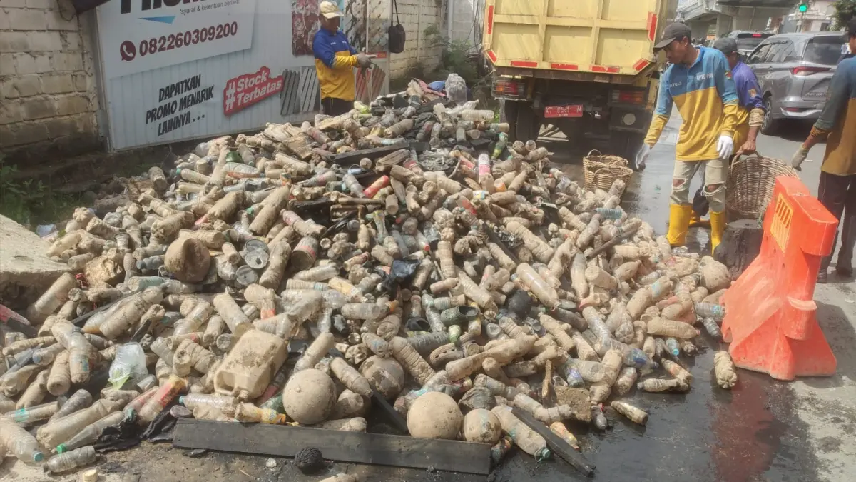 LANGGANAN: Dua truk sampah plastik jenis botol berhasil diangkut dari drainase Jalan AW Syahranie Kecamatan Samarinda Ulu oleh tim Hantu Banyu DPUPR Samarinda, Kamis (2/4).