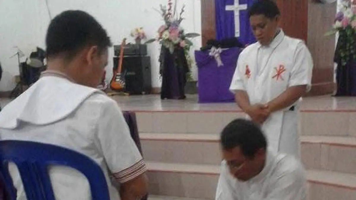 MELAYANI: Prosesi pembasuhan kaki merupakan perwujudan dari saling melayani antar umat Kristiani dilaksanakan tiap Kamis Putih jelang perayaan Paskah. FOTO: ADIEL KUNDHARA/KP