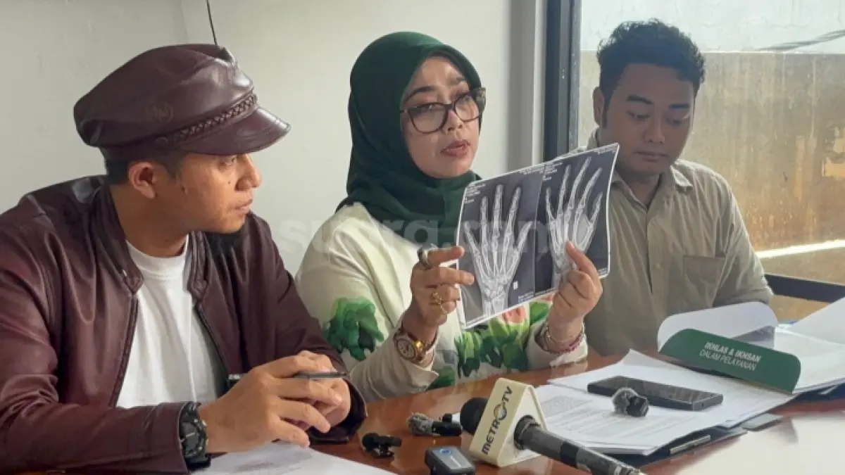 Orang tua korban insiden salah tembak di Gresik, Jawa Timur, Darrel Fausta Hamdani, yakni Dewi Muniarti, mengungkap kronologi kejadian putranya tertembak peluru nyasar. (Foto ist)