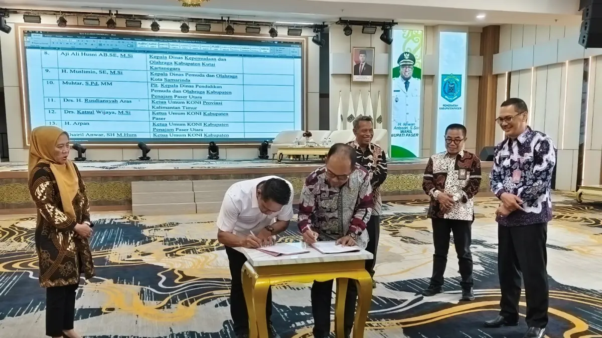 Penandatanganan kesepakatan pelaksanaan Porprov Kaltim VIII di Pendopo Bupati Paser, Kamis (2/4). Seluruh kadispora dan ketua KONI kabupaten/kota se-Kaltim sepakat ajang olahraga tersebut digelar pada November 2026. (HUMAS KONI KALTIM)