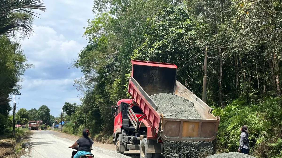 PENGERASAN: Penghamparan material untuk pengerasan dasar sebelum dilakukan pekerjaan utama di titik Epo Pegalaq Keay Kubar&nbsp;