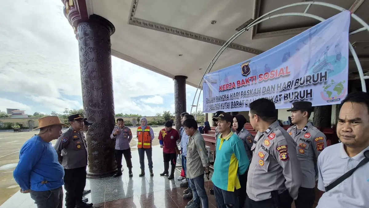 Personel Polres Kutai Barat bersama anggota Serikat Buruh dan jemaat Gereja Katolik Center Thomas Aquinas melakukan kerja bakti membersihkan lingkungan gereja menjelang Paskah.